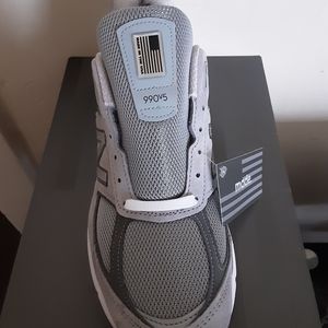 New Balance 990 v5